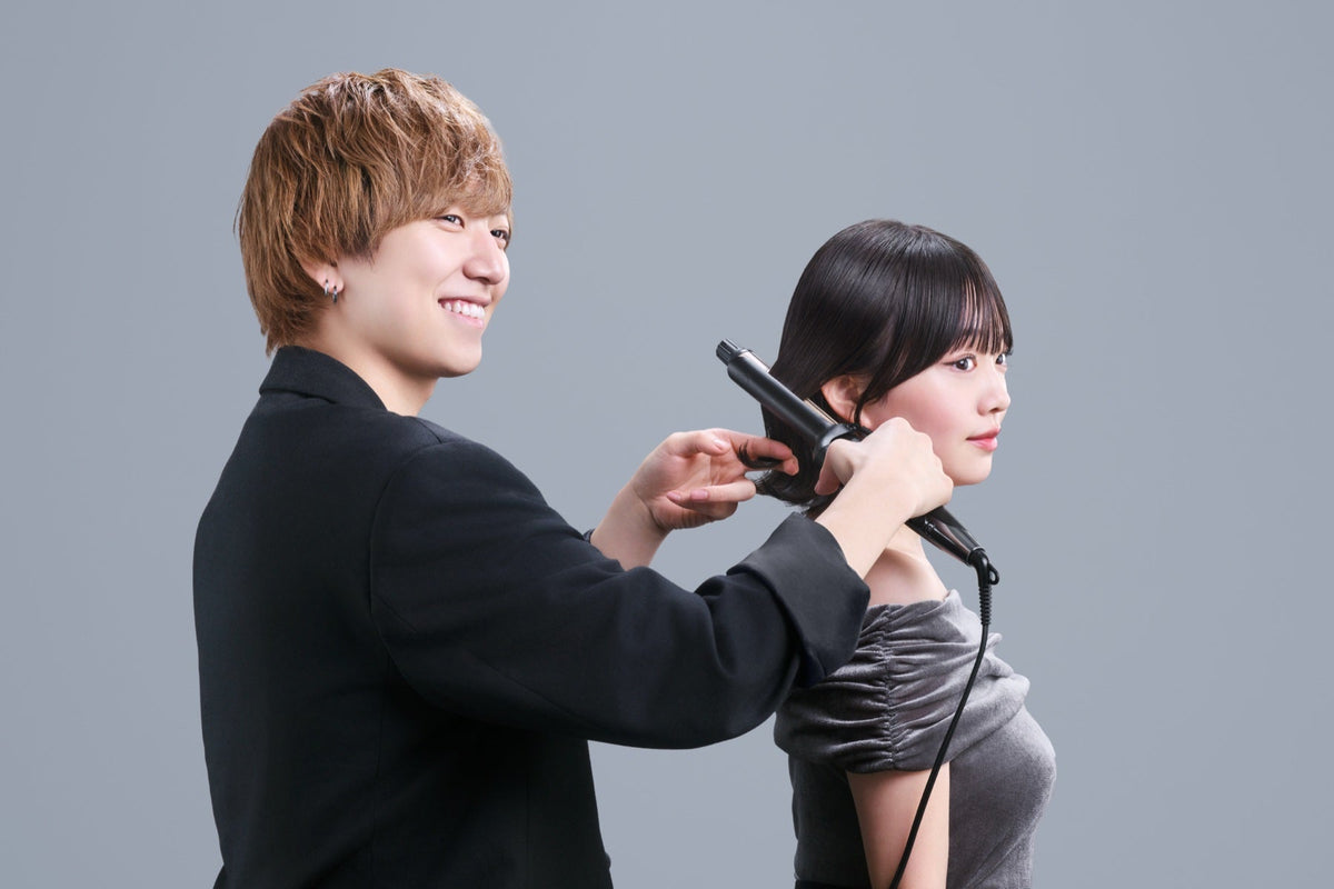 サロンでキヌージョのアイロンを使う美容師