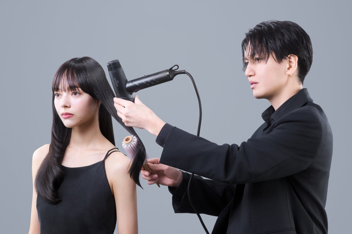 サロンでキヌージョ プロヘアドライヤーを使う美容師